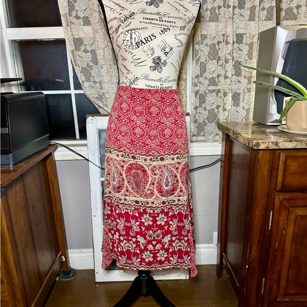 ‘90’s Vintage Red A-Line Maxi Skirt with Tiered Design for Casual Wear